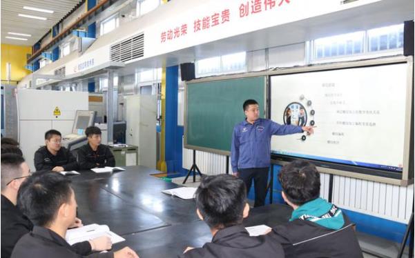 王展超為技師班學(xué)生授課，講解加工技術(shù)難點(diǎn)。受訪者供圖.jpg