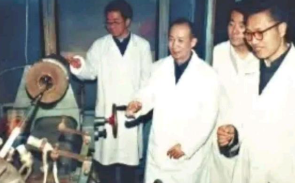 跨時(shí)代的飛躍：中國(guó)第1根光纖，是在一臺(tái)破舊機(jī)床上完成的
